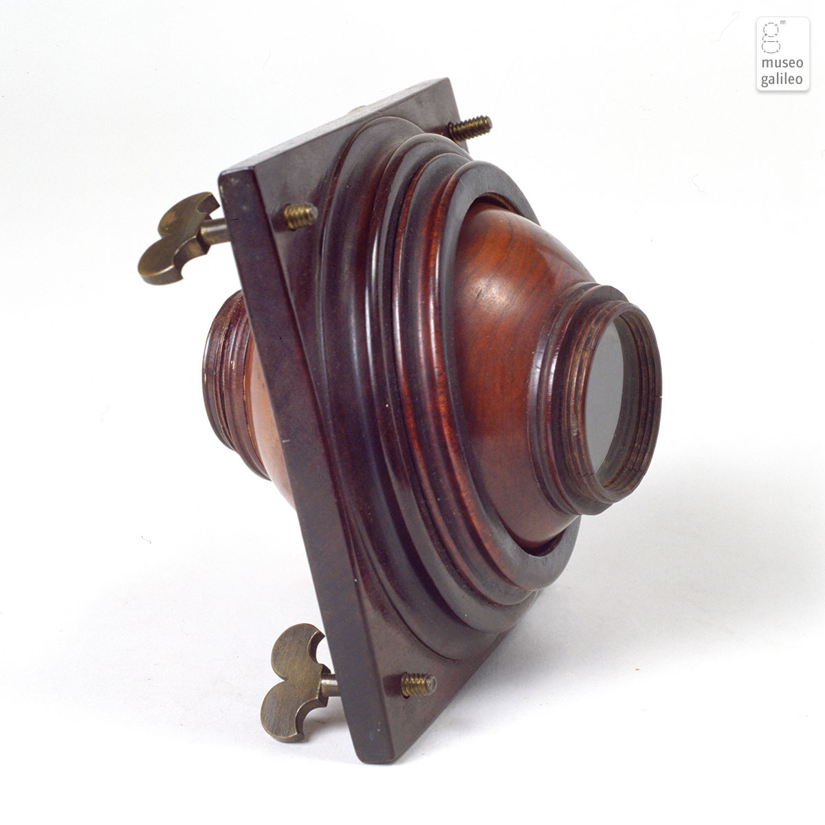 RealPreCinema's tweet photo. 1704
JOHN HARRIS (1666-1719)
Harris was the editor of 'Lexicon Technicum' (Dictionary of the Arts and Sciences) [l]. A writer of scientific books, Harris presented an improved ‘Camera Obscura’ that contained a #scioptric ball in a wood mount that enabled a #panoramic view (r). https://t.co/S02YGXubpc