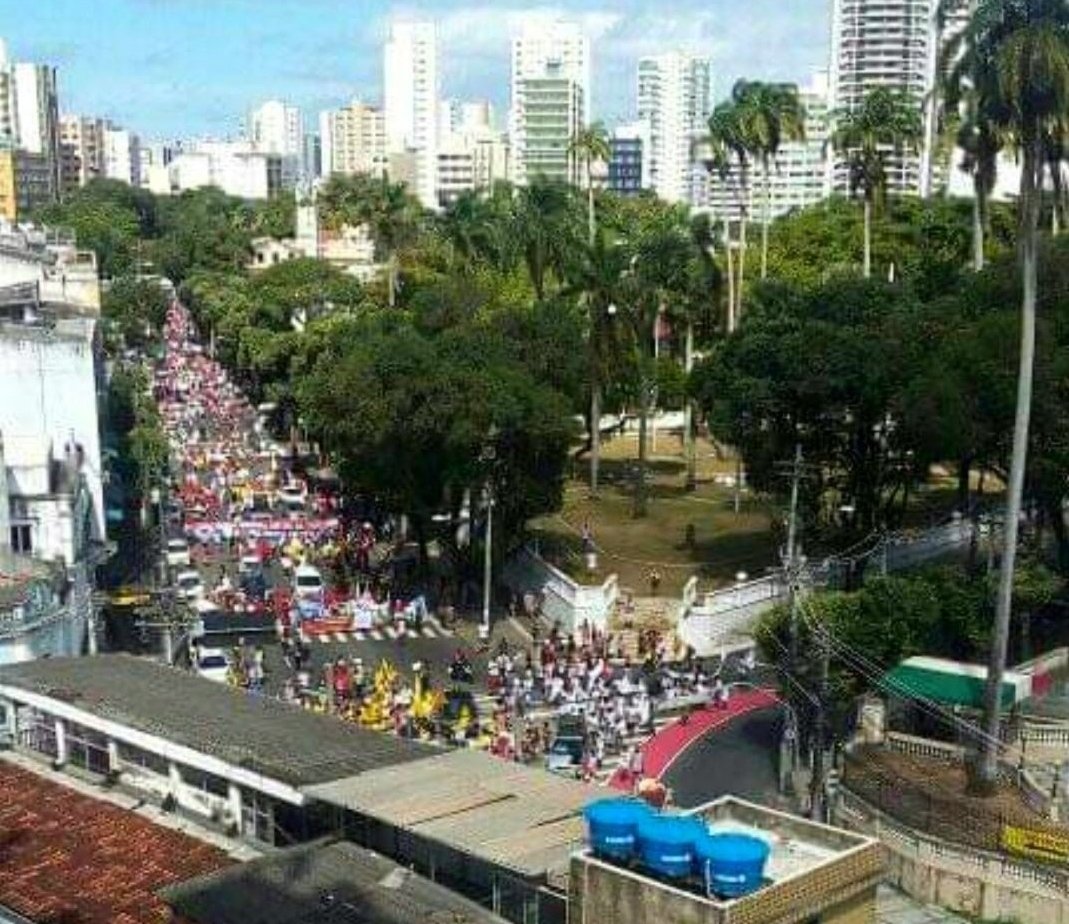 1979DaviLima's tweet photo. @FlavioBolsonaro Aqui em Salvador onde o bolsonarismo não se cria, o ato foi bem participativo senador! Esse governo fracassado já tem  hora e dia pra acabar... já temos até um PRESIDENTE pra por no lugar deste inapto! #ForaBolsonaro #29MForaBolsonaro #Lula2022 #LulaPresidente2022 https://t.co/zZkzGNdQYf
