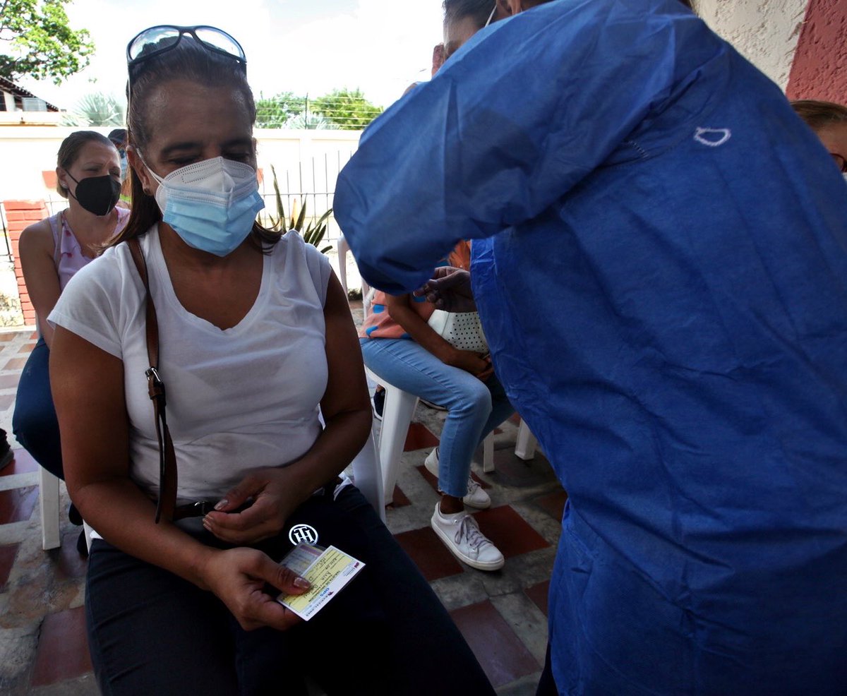 _LaAvanzadora's tweet photo. De esta manera transcurrió la primera jornada de vacunación masiva para 500 trabajadores de la salud en #Monagas.

Mañana tenemos programado atender el mismo número de adultos mayores por el carnet de la patria. https://t.co/0Z6ArTrLY0