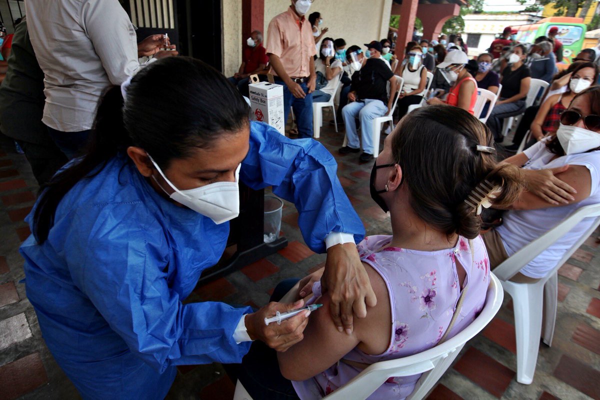_LaAvanzadora's tweet photo. De esta manera transcurrió la primera jornada de vacunación masiva para 500 trabajadores de la salud en #Monagas.

Mañana tenemos programado atender el mismo número de adultos mayores por el carnet de la patria. https://t.co/0Z6ArTrLY0