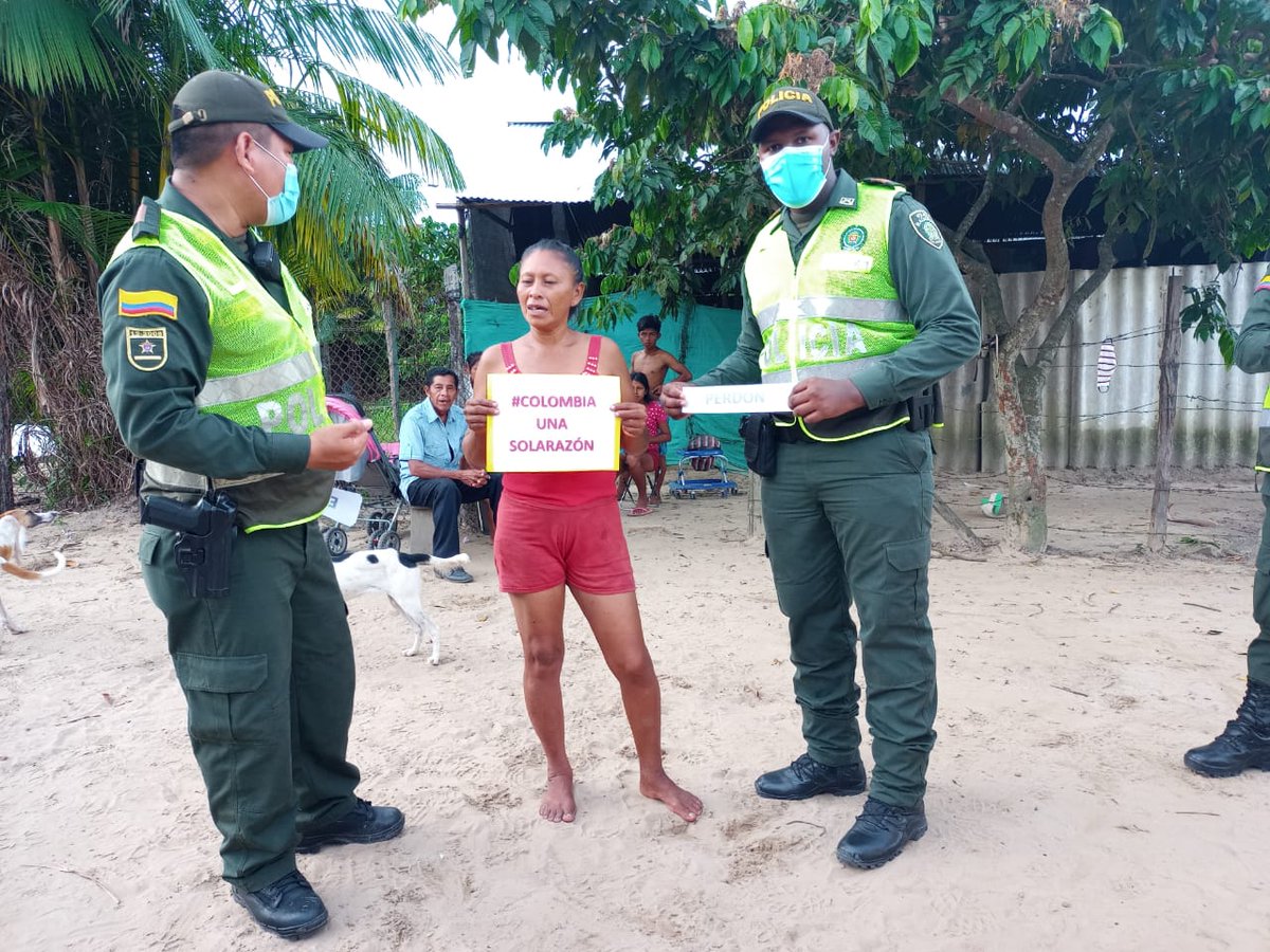 PoliciaGuainia's tweet photo. Continuamos trabajando en comunidades indígenas para nuestros niños niñas y adolescentes con actividades lúdicas y evitando que se vean incluidos en actividades ilícitas #ColombiaUnaSolaRazón  @ProteccionPonal @region7policia @PoliciaColombia https://t.co/T6see8rAe1