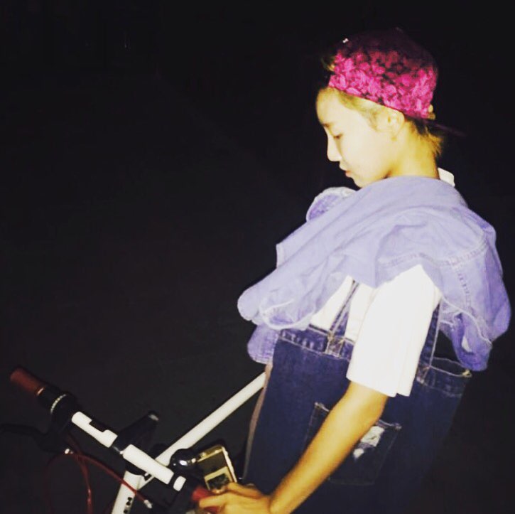 weareMymoon's tweet photo. #SUN🎀
Cuando compré esta bicicleta me dijeron que siempre me llevaría a los mejores eventos, es así como llegué a #Drmvrs3rdCB. ¿Yo? Muy feliz de poder bailar #GODV, además ahora son siete mis novios. Si ven a alguien gritando #JaydenOppaDebut a todo pulmón, no soy yo. 🥴 https://t.co/gg2kz1SoLA
