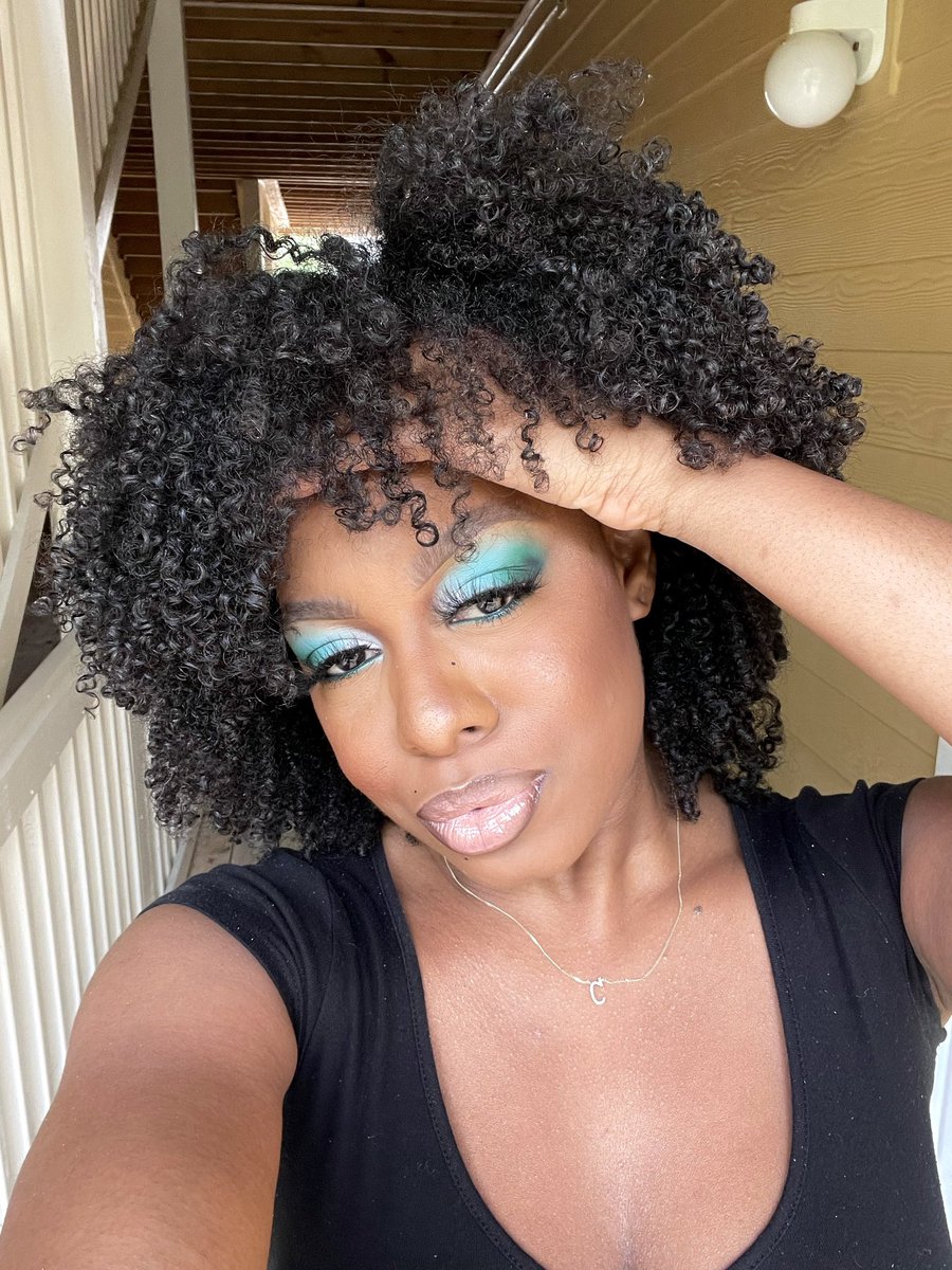 adorechristian's tweet photo. hey y’all, my makeup is a look today #BeyondBronzed✨ https://t.co/3mllAXgrwQ