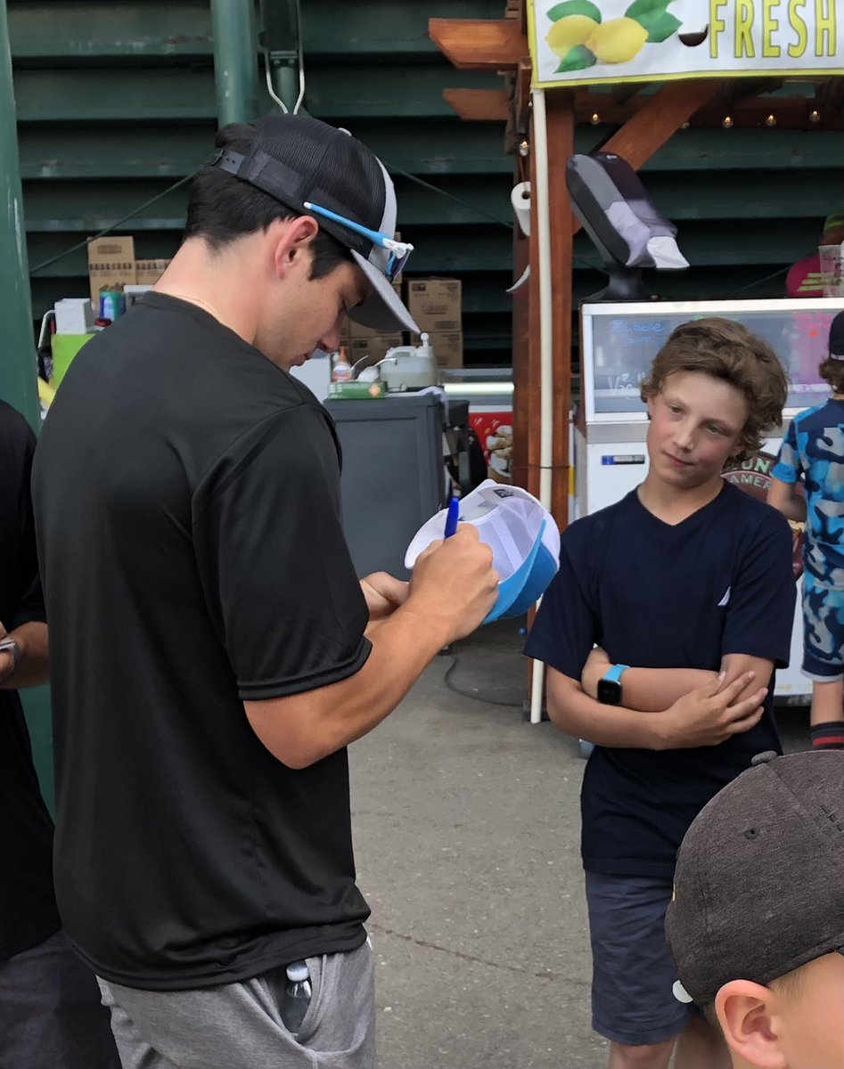 kcdad's tweet photo. Signing autographs at @JUCOWorldSeries for the little guys. . Great job @BaseballCowley boys for paying it forward to the future JuCo stars!  #jucoroute #payitforward #character #CT2GJ https://t.co/6sSWHmtwG2