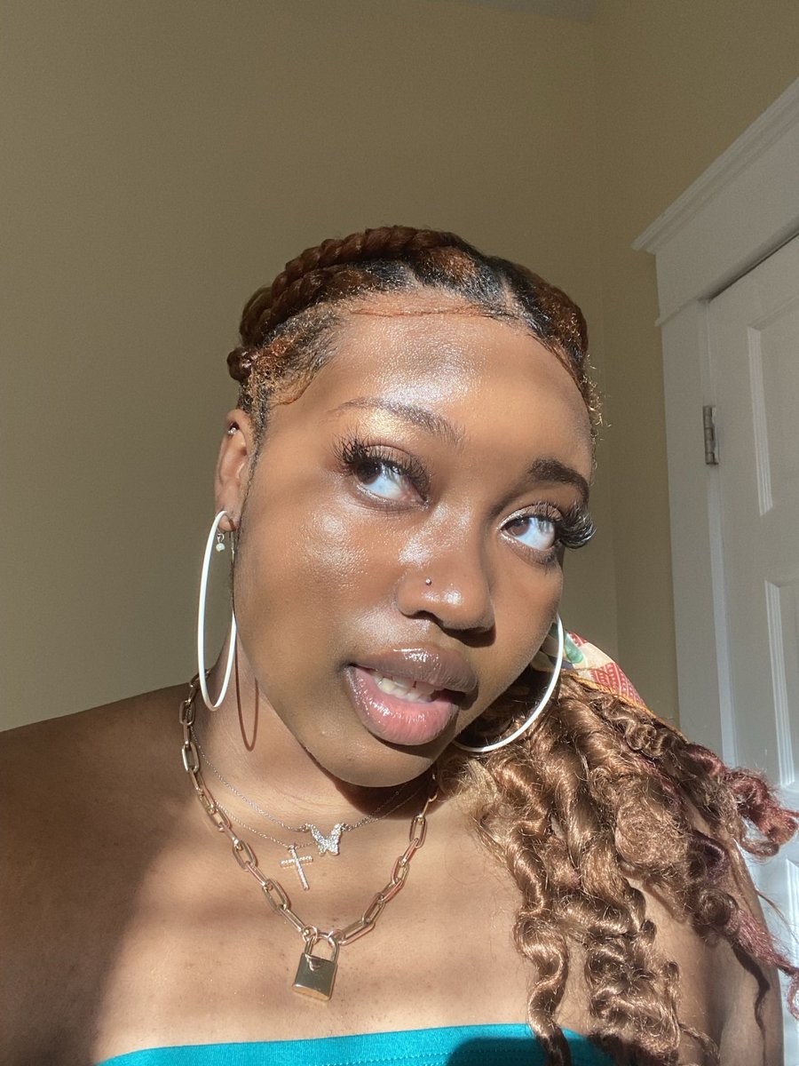 itslaurynbass's tweet photo. new bling💍✨🥰 #wheninnola https://t.co/KqeuErpOaU