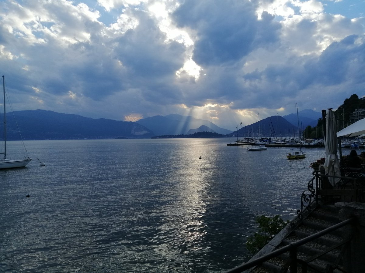 Bernie51748645's tweet photo. Abendstimmung am Lago Maggiore. Darauf einen Sprizz. https://t.co/MNxi1gx5lq