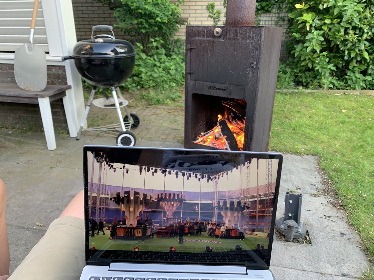 Genieten van  #thestreamers <a href="/home/">Geneia@home</a> bij het haardje toch nog een voordeel aan zo’n online concert 😉 hopelijk ook nog een keer een live versie 😎