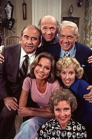 goldengirlsnews's tweet photo. Just hearing that #GavinMacLeod, @BettyMWhite’s costar on #TheMaryTylerMooreShow, has passed away at age 90. https://t.co/iWBIjNqNgV #BreakingNews #GoldenGirls #MaryTylerMoore #LoveBoat #TheLoveBoat #MurraySlaughter #CaptainStubing #RIPGavinMacLeod #BettyWhite https://t.co/lmiSJpkVOa