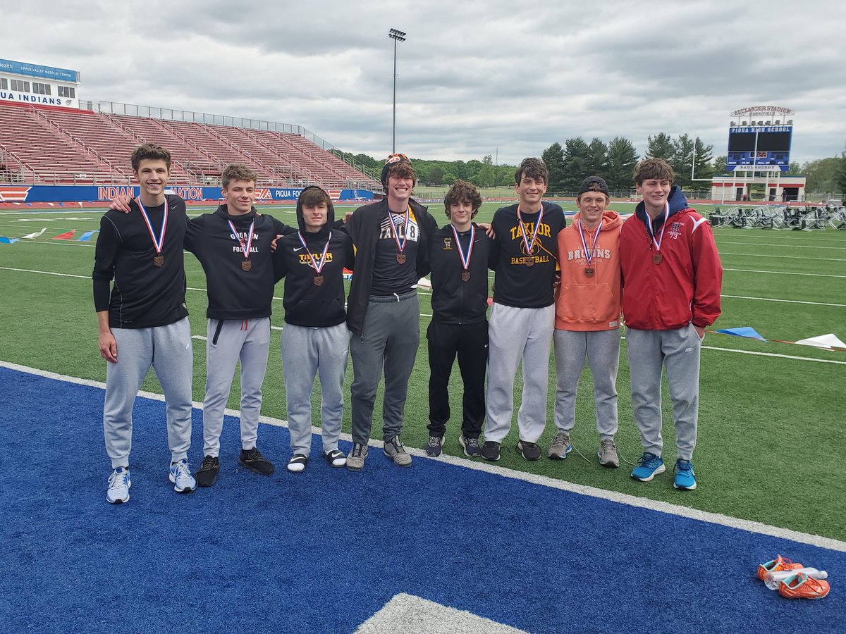 JacketTrack's tweet photo. Great CHL commraderie. Our boys are glad to have the 4x4 from Indian Hill advancing to STATE also! @SIDCHLSports https://t.co/grFb2a3knZ