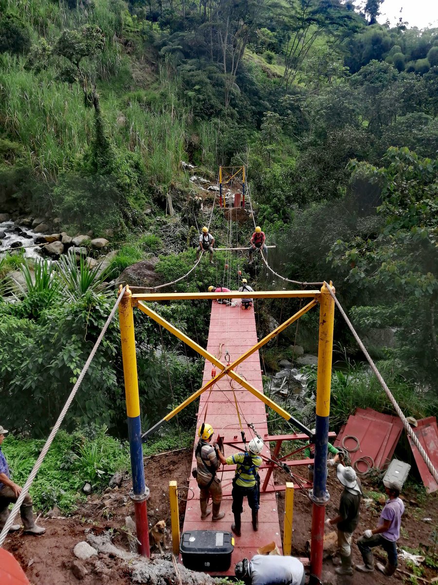 puenteros's tweet photo. Campesinos de Caramanta #Antioquia
 finalizaron la implementación de su nuevo puente peatonal. Una vez más Instituciones y Comunidad construyendo futuro. Ejemplo de que si se puede trabajar juntos. 
.
.
.
.
.
#puente
#puenteros
#puentepeatonal
#puentecolgante
#puentedesuspension https://t.co/pvPpk6avu6