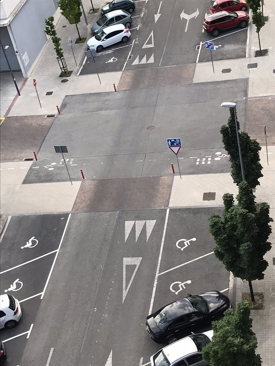 Josemarisamper's tweet photo. @Okupasmotoriza2 Anímate, no todo son malas noticias. Unos metros más adelante de la foto de la moto que has colgado hay 6 plazas reservadas que nunca se utilizan. Nunca. Quizás sean demasiadas 6 plazas a tan poca distancia. 
Eso sí, ninguna de motos ni de reparto. https://t.co/kqydtdUIsw