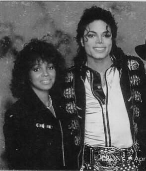 Hoje é aniversário de Rebbie e Latoya Jackson, irmãs mais velhas de Michael. 

HAPPY BIRTHDAY BIG SISTERS   