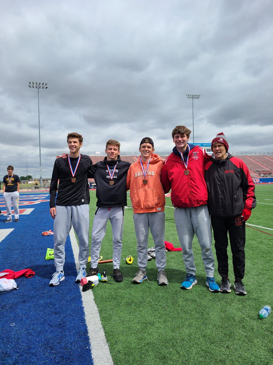 IHMcCarthMath's tweet photo. Taking 7 athletes to State! Girls 1600m, 800m, and 400m and Boys 4×400 and Discus! What a great season with this crew! So happy to MOOOOVE on with some and the others that placed at Regionals! @ihbravesad #gobraves https://t.co/b2xq4ywvCf