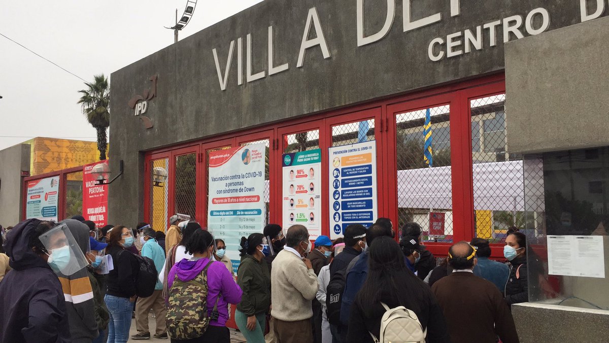 kath_16_'s tweet photo. @Minsa_Peru una desorganización total en la Videna de San Luis, para la vacunación. Mezclan colas de primera y segunda dosis, aceptan personas de otros distritos, aún no ni las 3 y ya cerraron las puertas https://t.co/Geht9hx7jL