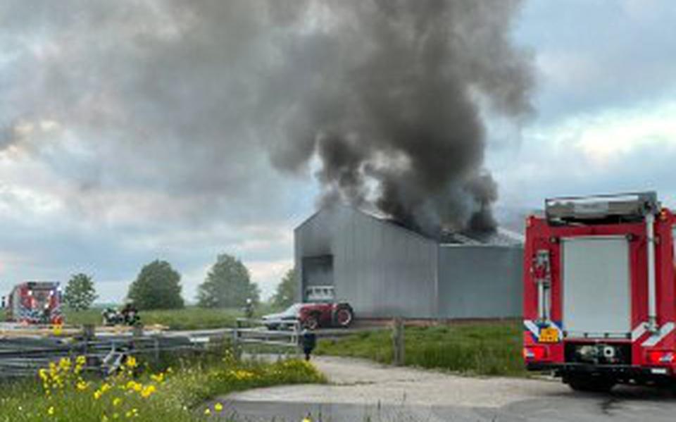 Vrijstaande loods in Warten staat in brand: WARTEN - In een loods aan het Leechlân in Warten woedt momenteel een brand.