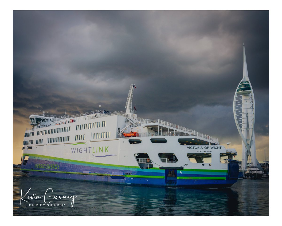 kevgosphoto's tweet photo. No worries this ship was made for this weather. ๐ง๏ธ
#darkskies #weather #portsmouth #wightlinkferry #spinnakertower #clouds #amazing_shots #ships https://t.co/KZTAP5s6VC