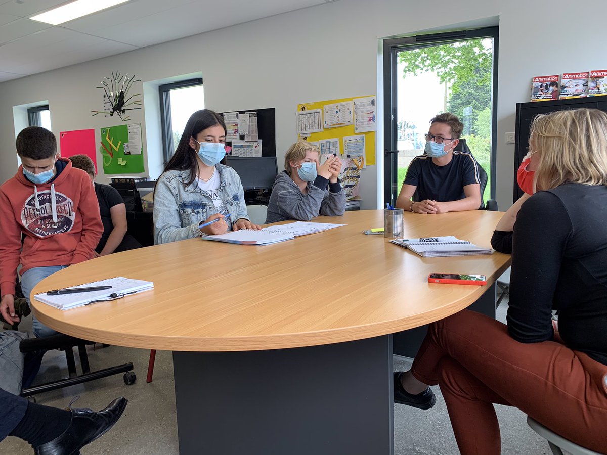 phil_le_goux's tweet photo. Après une matinée de travail des 100 candidat.e.s #tous22, riche et enthousiasmante, soutien à la culture bretonne à Guingamp puis échanges avec le Bureau des Jeunes à Binic Etables sur Mer. Merci à Michel, Loïg, Noé, Victor, Amranne, Aude et tous les autres. https://t.co/aoqNOjyN9b