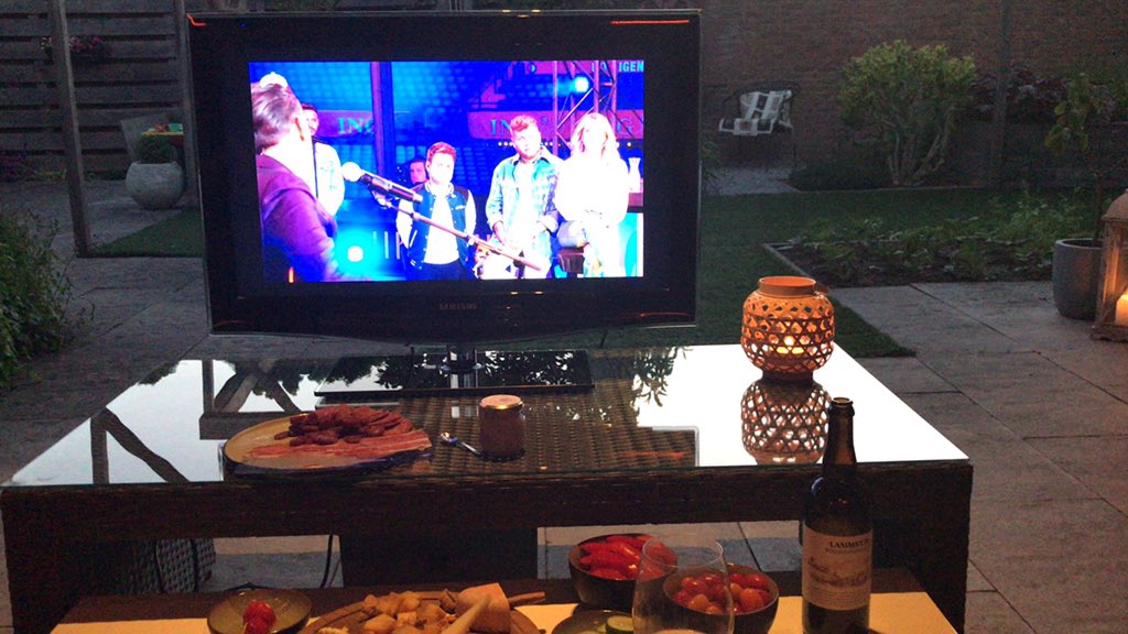 Ik hou er zo van, ......... fan van  #thestreamers en dan ook nog heerlijk buiten 🌞🍸🥂🍻