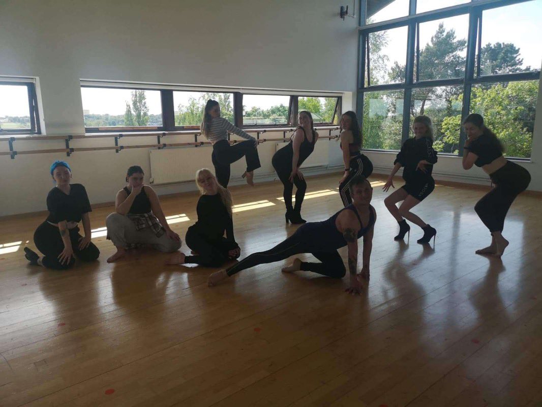 EdgeFWD3rdEdge's tweet photo. Some of our dancers enjoying a heels workshop with Sandro Franchini 👠 #edgedance #3rdedgedancecompany #edgehilluniversity https://t.co/d5rfgoo22J