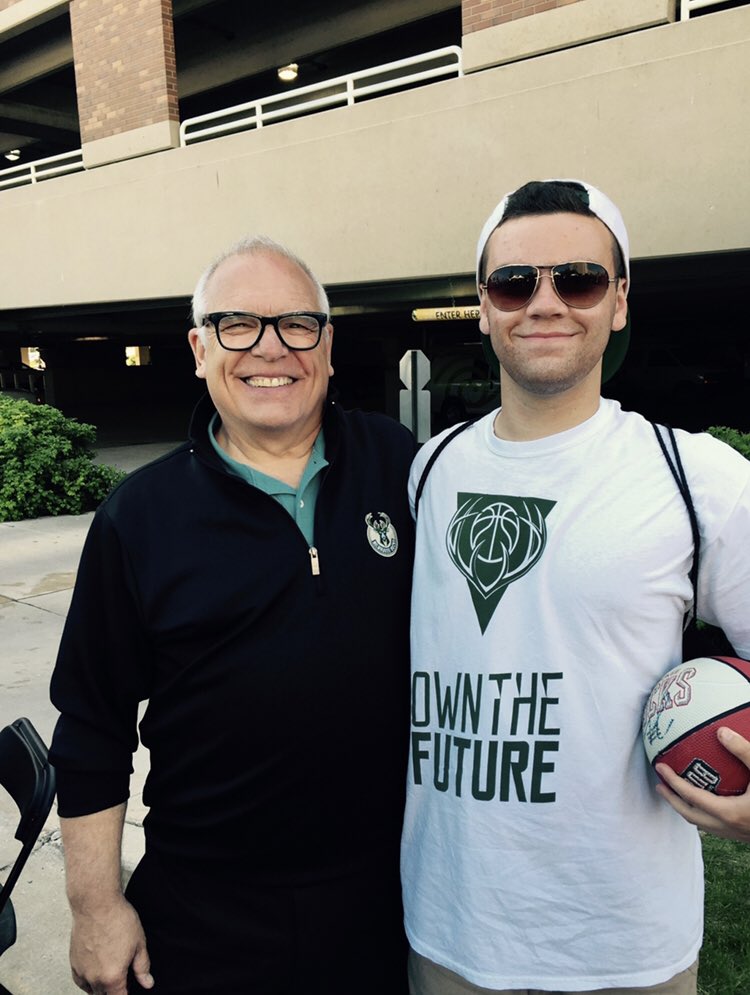 RyanWeinkauf1's tweet photo. S/O to Milwaukee legend @Paschketball for being the voice of the Bucks for my entire life and more!
Listening to Bucks game won’t be the same without you! #OwnTheFuture #BeMilwaukee https://t.co/h5BvUW6FrG