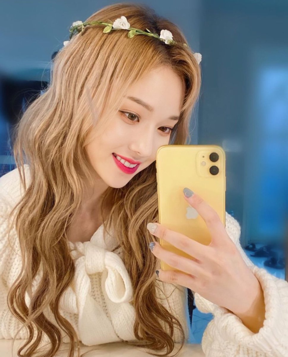 shelldowx's tweet image. ⠀­
⠀   ⠀༺ · ───┈
⠀
  𝐇oje fui à uma floricultura e fiquei encantada pelas flores. 𝐒ão muito bonitas e coloridas, me fizeram lembrar dos corais.
⠀­
  𝐀lém disso, o florista foi super gentil comigo e me deu essa tiara de presente. 𝐀chei tão fofa :(