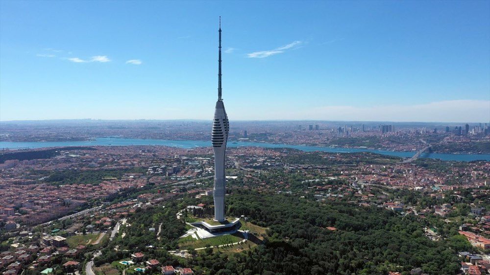 baskomsernevzat's tweet photo. Ayasofya, Süleymaniye, Kız Kulesi, Galata Kulesi, Topkapı Sarayı, kara surları, birbirinden kıymetli anıtlar dururken bu ucube yapıyı şehrin simgesi saymak ancak cahillerin tercihidir. Ve bu kentteki bütün uygarlıklara saygısızlıktır. https://t.co/npqzEV2rue