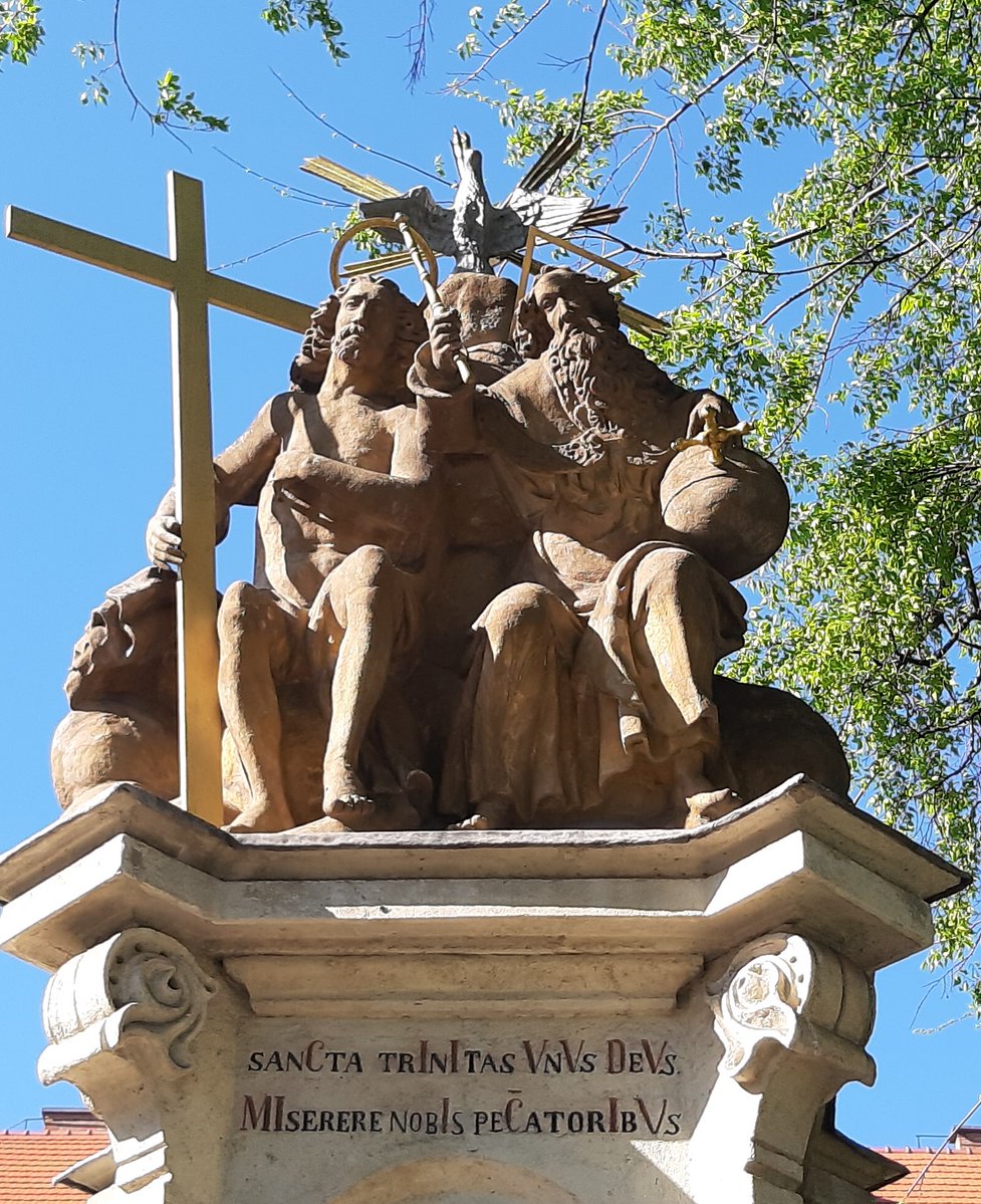 PilgrimBudapest's tweet image. Újlak in C18 was a small town N of Buda. It received the original #HolyTrinity column from 1706 when Buda Castle made a greater one. So this is the oldest one in #Budapest, renovated several times.
2/
#HolyTrinitySunday