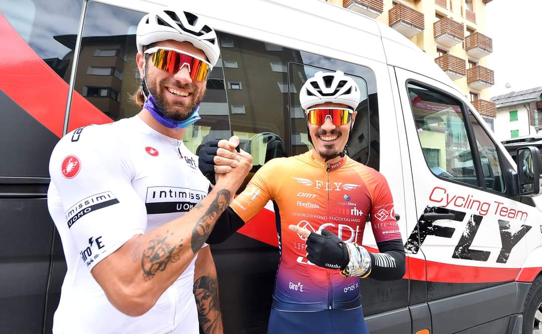 FLYCyclingTeam's tweet photo. Stage 20 of #GiroE ⚡✌
Penultima tappa prima del gran finale di domani a #Milano!
-
#FlyCyclingTeam
#FlyCyclingTeamCdi
#FlyTeam
#CentroDiagnosticoItaliano
#CdiPerLoSport
#CDIperlaprevenzione
#rhthelookofsport
#rhpeople
#zerorh
#LookCycle
#LookClubItaly
#RideYourDream https://t.co/qLtqn5eb4X
