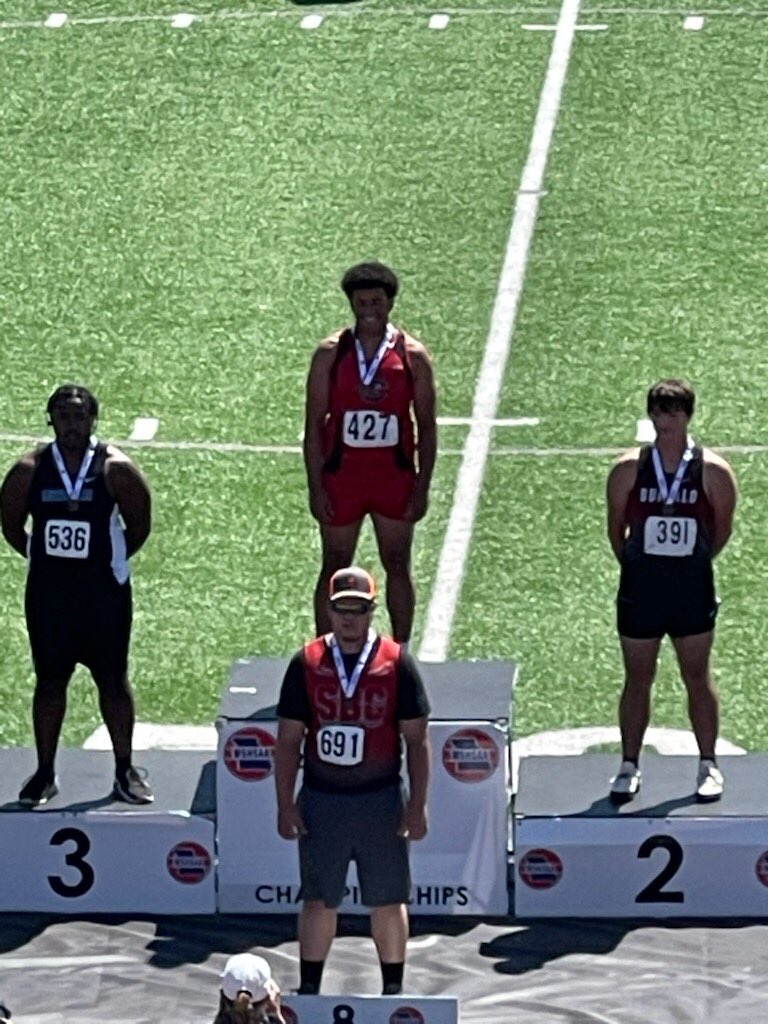 GDFMFB's tweet photo. What an incredible day for @ItsKelow your @MSHSAAOrg Class 3 State Discus Champion! So proud of you, all the hard work, and your leadership and incredible character. Enjoy the moment! #hardwork #memoriesmade #qualityyoungman #statechampion https://t.co/Mm28Ew0qLO