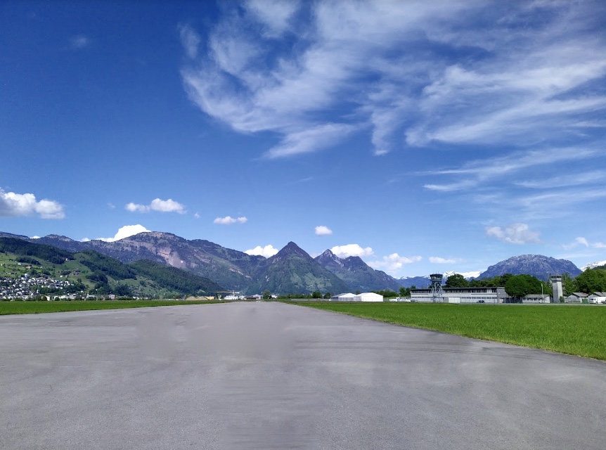 FFlyerCDG's tweet photo. Un appareil probablement pas très familier à mes amis @flight_report et un aéroport qui l'est certainement encore moins... Il faudrait pour cela qu'ils fassent l'effort d'être un peu moins asociaux quand ils voyagent  😆😆
On peut faire des rencontres formidables en vol !! https://t.co/xz5ZfS4yxd