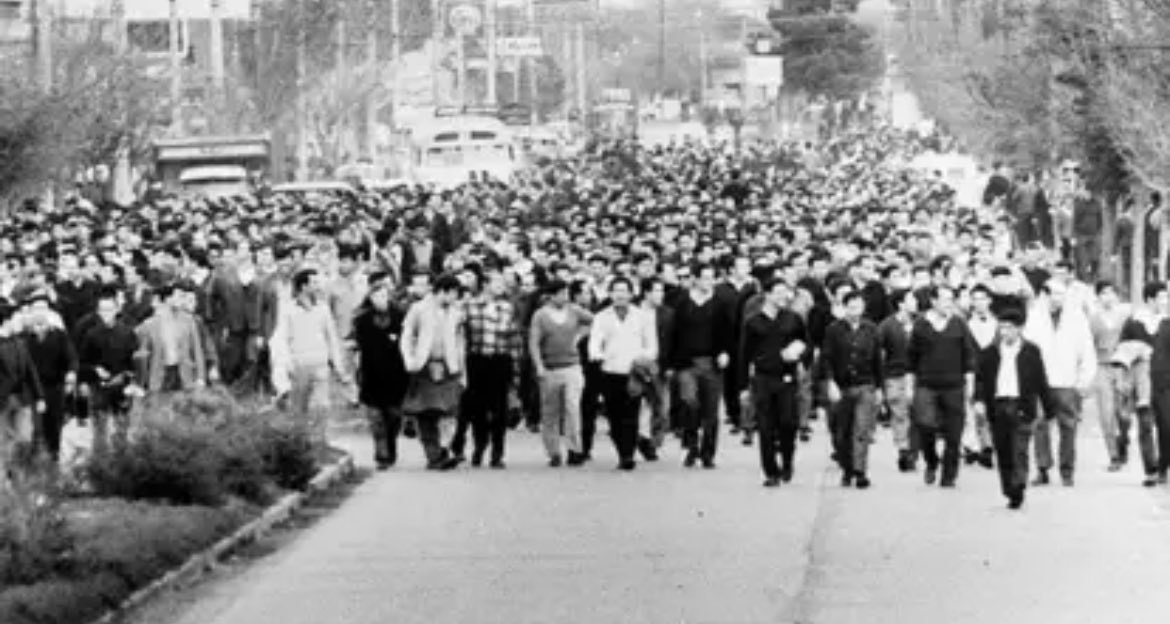 labrigadiergral's tweet photo. 29 MAYO 1969 - CORDOBAZO 
Los obreros y estudiantes no reclamaron por el fin de la proscripción del peronismo y del propio Perón, como así tampoco exigieron su regreso, sino que lo que requirieron fue por un gobierno proletario para los obreros. 
Hilo 🔽 https://t.co/oskX7xLIAV