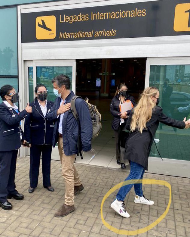 cscaldera's tweet photo. Querido Guaidiota opositor, cuando te vuelvan a hacer llorar con venezolanos sufridos cruzando fronteras, recuerda a estos, con zapatos modelo exclusivo, de 800$: https://t.co/q0kk9t8pfA