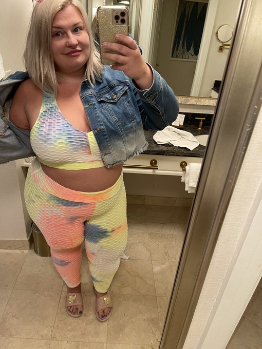 Loving my tan ☀️🕶 https://t.co/Fj0vbBlYuO