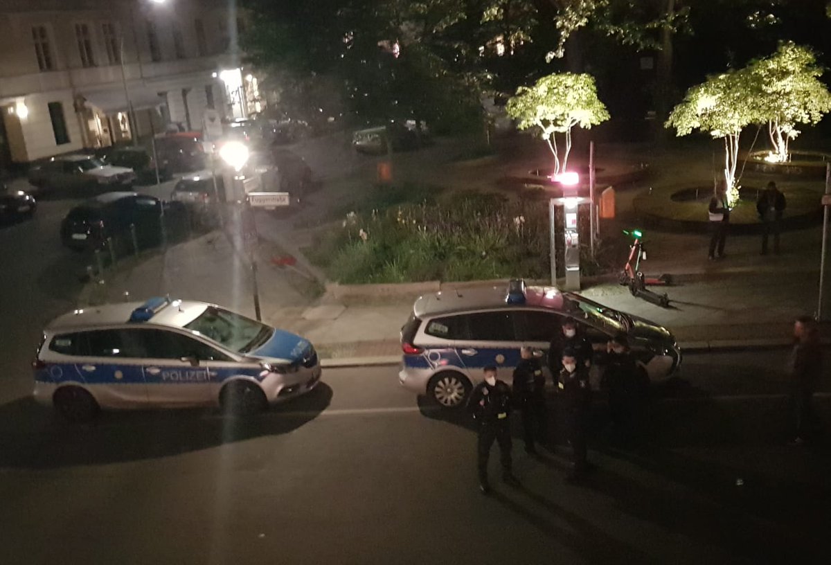 Sie haben jedes Maß verloren. Acht Gäste sitzen plaudernd auf der Terrasse gegenüber. Der Polizeieinsatz dient ihnen. Dann wird die Terrasse und also auch die Bar geschlossen. Neue Form der Exekutivwillkür nach Corona. Da fehlt jedes Maß. Wehret den Anfängen.