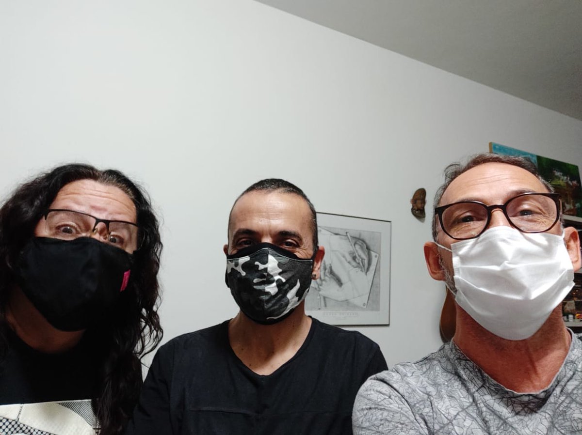 Os músicos ANDRÉ GOMES (baixo), ADAL FONSECA (bateria), DUDU TRENTIN (direção musical e teclados) seguindo todos os protocolos e alinhando as partituras pro nosso show da próxima quinta-feira. 🤩 Estamos muito animados para, depois de tanto tempo, tocar com banda completa! 🎶🎵