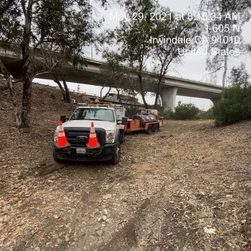 CaltransDist7's tweet photo. #CaltransDist7 performing, weed control, litter, trash, graffiti, debris and pothole repair on NB 605/Mount Olive Way off ramp in Duarte and Irwindale. #BWZA #CleanCA https://t.co/ShWu8FqUFf
