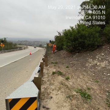 CaltransDist7's tweet photo. #CaltransDist7 performing, weed control, litter, trash, graffiti, debris and pothole repair on NB 605/Mount Olive Way off ramp in Duarte and Irwindale. #BWZA #CleanCA https://t.co/ShWu8FqUFf