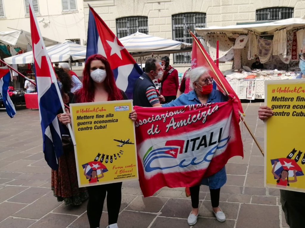 PRC_Como's tweet photo. Oggi a Como al presidio di @AsNazItaliaCuba per chiedere l’eliminazione del bloqueo economico contro #Cuba.
 
#NoMásBloqueo ✊🇨🇺 https://t.co/OeCwRrVwwF