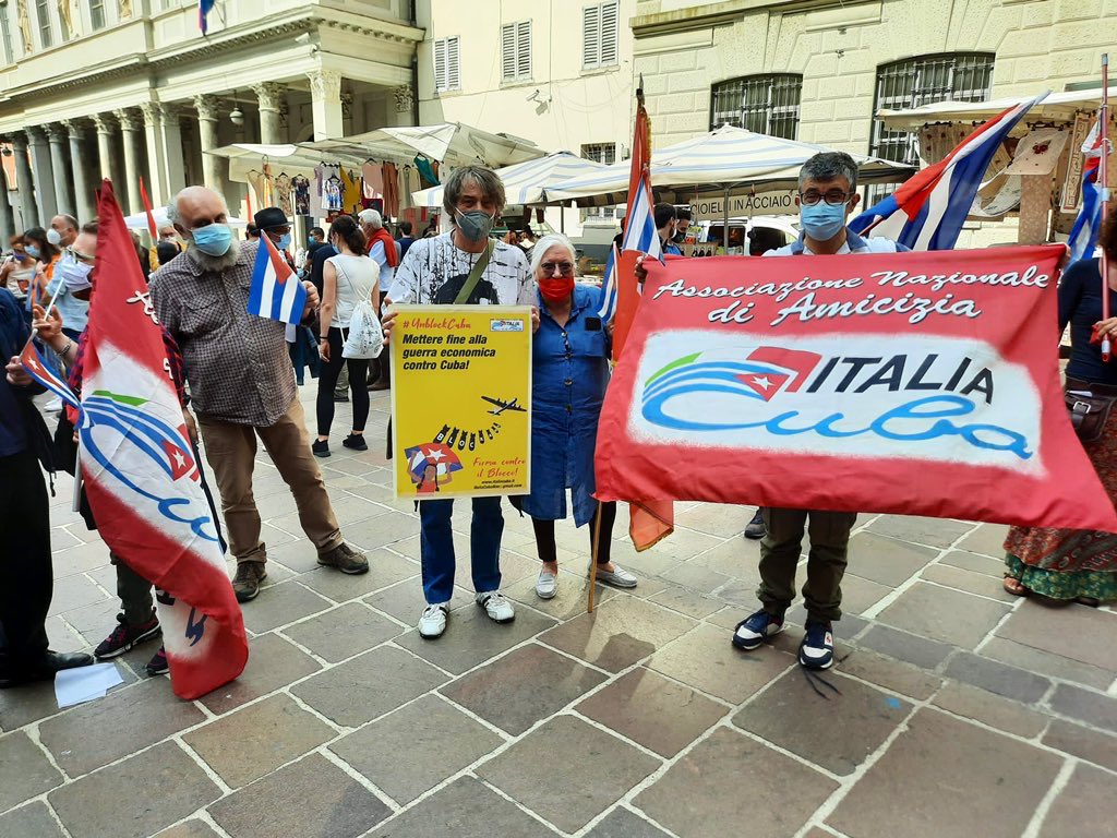 PRC_Como's tweet photo. Oggi a Como al presidio di @AsNazItaliaCuba per chiedere l’eliminazione del bloqueo economico contro #Cuba.
 
#NoMásBloqueo ✊🇨🇺 https://t.co/OeCwRrVwwF