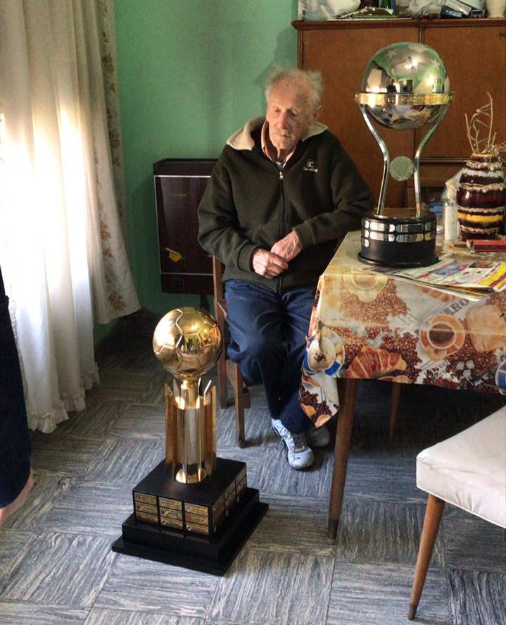 Es importante reconocer a quienes colaboraron con la institución. Nos acompaña desde los inicios en 1978, por eso hoy las copas pasaron a visitar a Tito Vergani, como agradecimiento por todos estos años juntos.