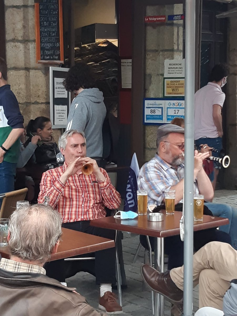 Plus de 10 000 personnes a Guingamp et bien d'autres à Pau, Bayonne, Colmar, Perpignan, etc, pour défendre nos langues.  L'enseignement de nos langues vaut bien une révision de l'article 2 de la constitution.