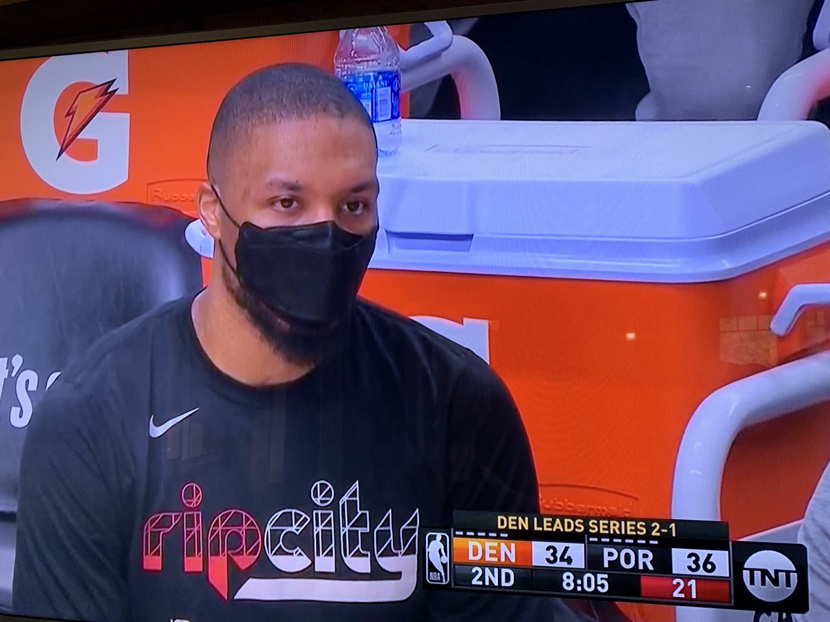 dametime69's tweet photo. hello darkness my old friend #69 #thisisbasketball https://t.co/8KCC1jibtQ