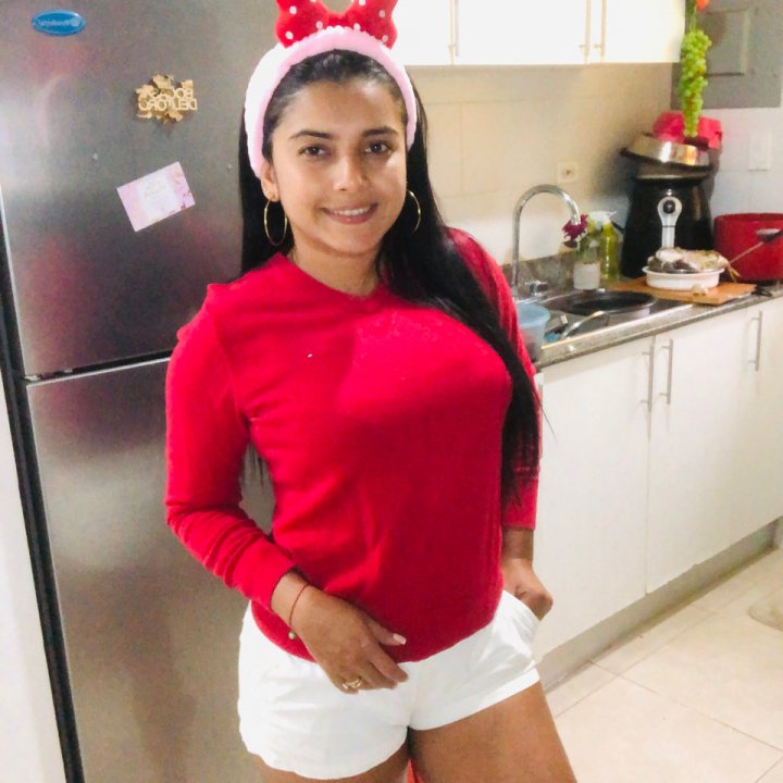 ¡Ven y disfruta conmigo!  en #BIGOLIVE. bigo.tv/sid/2569679199…