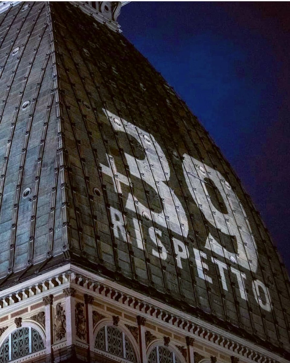 La_Bianconera's tweet photo. E come tutte le sere di ogni #29maggio, la Mole dà la buonanotte ai #39angeli, impressi per sempre tra Terra e cielo!
Perdonate chi da allora si lava la coscienza per le proprie colpe, e che nemmeno oggi si è degnato di esprimere un pensiero per voi!
#Heysel #InMemoriam +39 🙏 https://t.co/zl57H2rwv1
