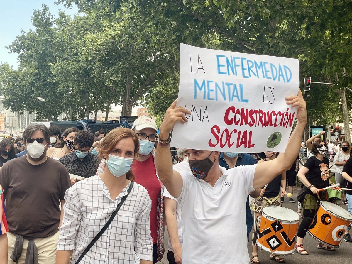 BlemcomM's tweet photo. En serio??? La enfermedad mental es una "construcción social"??? Tener visiones, alucinaciones auditivas, creerte con superpoderes, sexualizar todo, creer que todos te odian y persiguen es normal y lo estigmatizamos, o cómo va esto?
Sería para reírse si no fuera por lo peligroso. https://t.co/hRFcAgmRbb