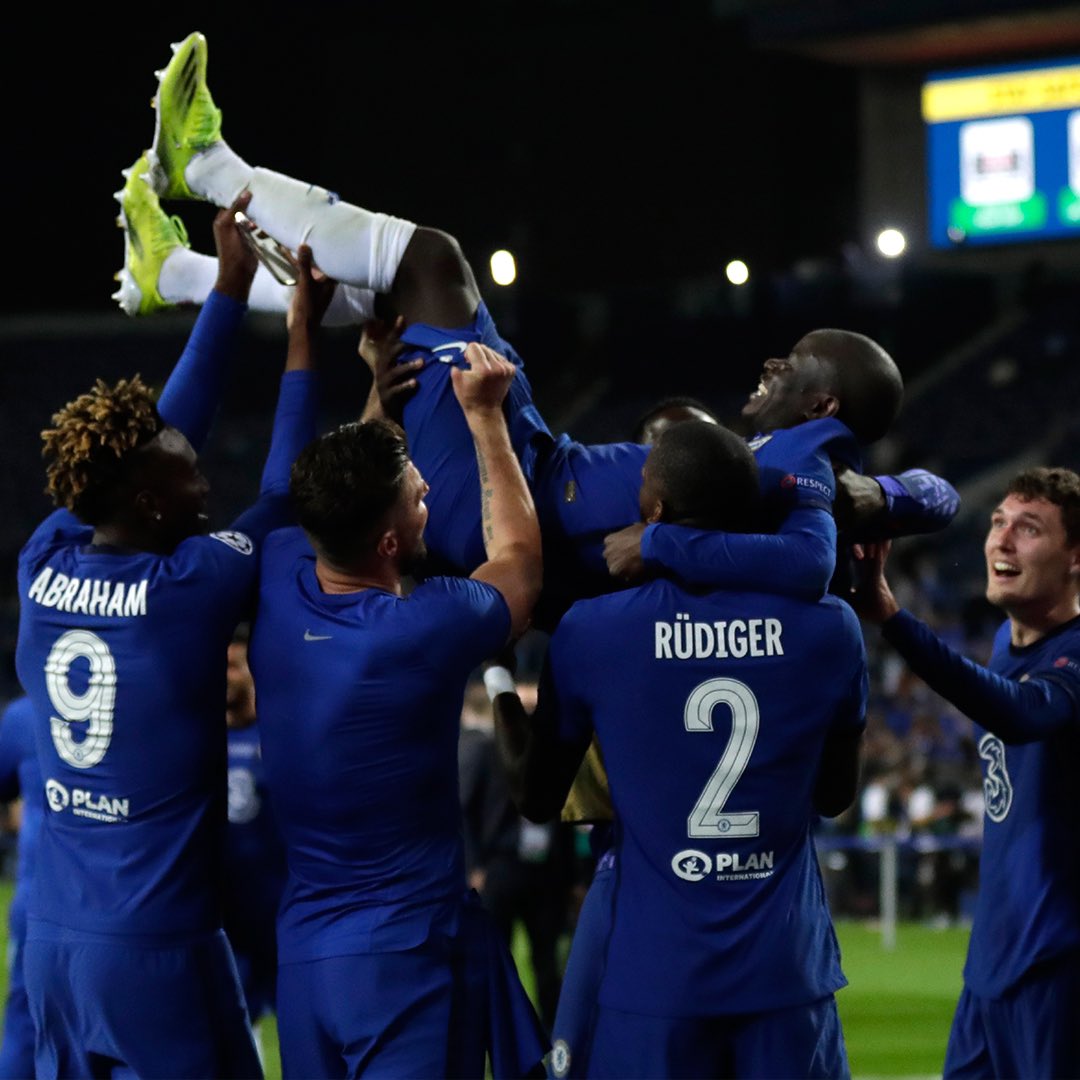 Juezcentral's tweet photo. Esta imagen lo dice todo. Termina el partido y todos alzan a N'Golo. De la segunda división francesa en 2014 a ganar la Premier en 2016, el Mundial en 2018 y la Champions en 2021 y siempre protagonista. Un crack. https://t.co/0p3Y4c5kQg