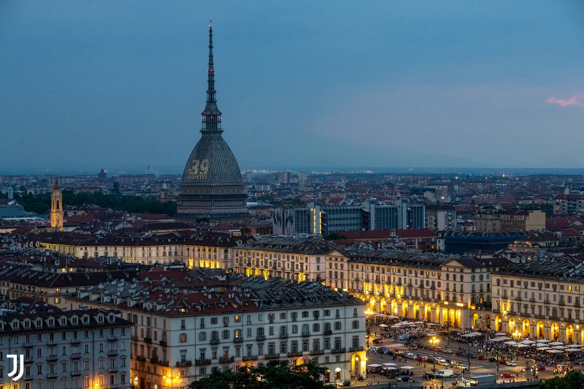 La_Bianconera's tweet photo. E come tutte le sere di ogni #29maggio, la Mole dà la buonanotte ai #39angeli, impressi per sempre tra Terra e cielo!
Perdonate chi da allora si lava la coscienza per le proprie colpe, e che nemmeno oggi si è degnato di esprimere un pensiero per voi!
#Heysel #InMemoriam +39 🙏 https://t.co/zl57H2rwv1