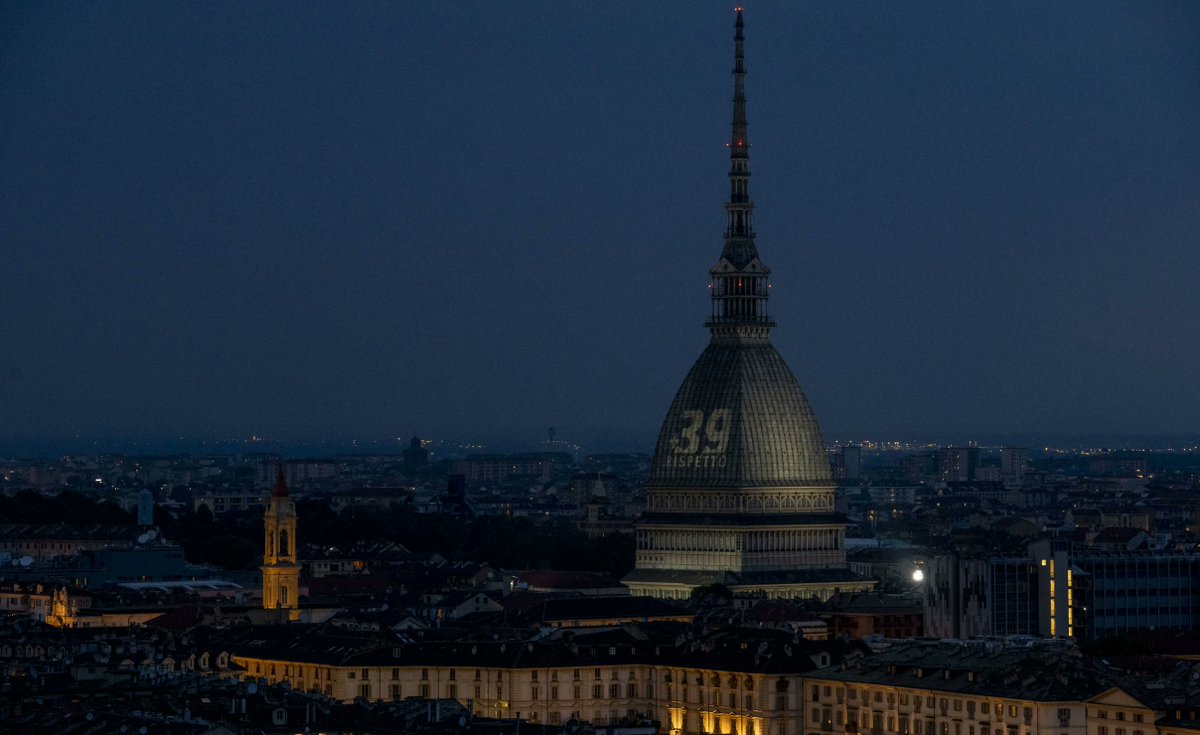 La_Bianconera's tweet photo. E come tutte le sere di ogni #29maggio, la Mole dà la buonanotte ai #39angeli, impressi per sempre tra Terra e cielo!
Perdonate chi da allora si lava la coscienza per le proprie colpe, e che nemmeno oggi si è degnato di esprimere un pensiero per voi!
#Heysel #InMemoriam +39 🙏 https://t.co/zl57H2rwv1