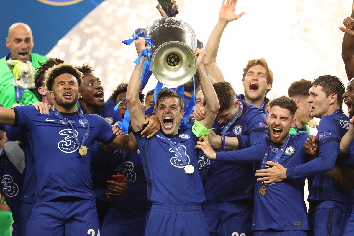 Dave, such a professional. Shirt tucked in even while lifting the #ChampionsLeague trophy. Class. #Chelsea