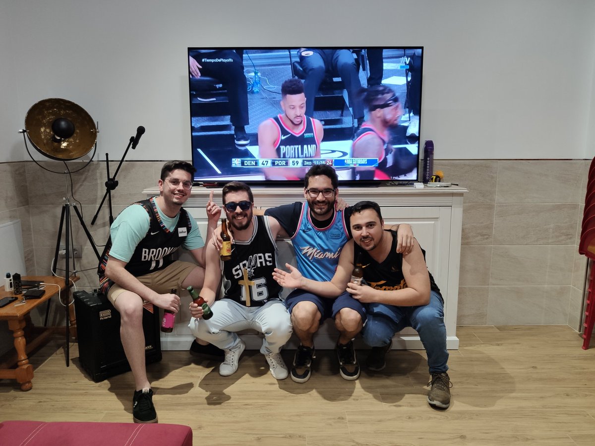 vicentw93's tweet photo. Tarde y noche de canastas #TiempoDePlayoffs #Vamos #dormiresdecobardes #TorontoEntero @MovistarNBA @ADaimiel @guillegimenez_ https://t.co/cZGoexwbOz